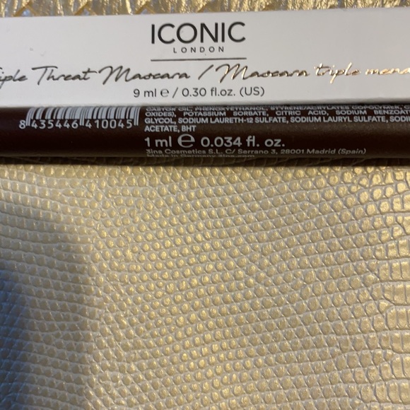 ❌❌SOLD SOLD❌❌Cosmetic bag & eye bundle - Picture 3 of 12